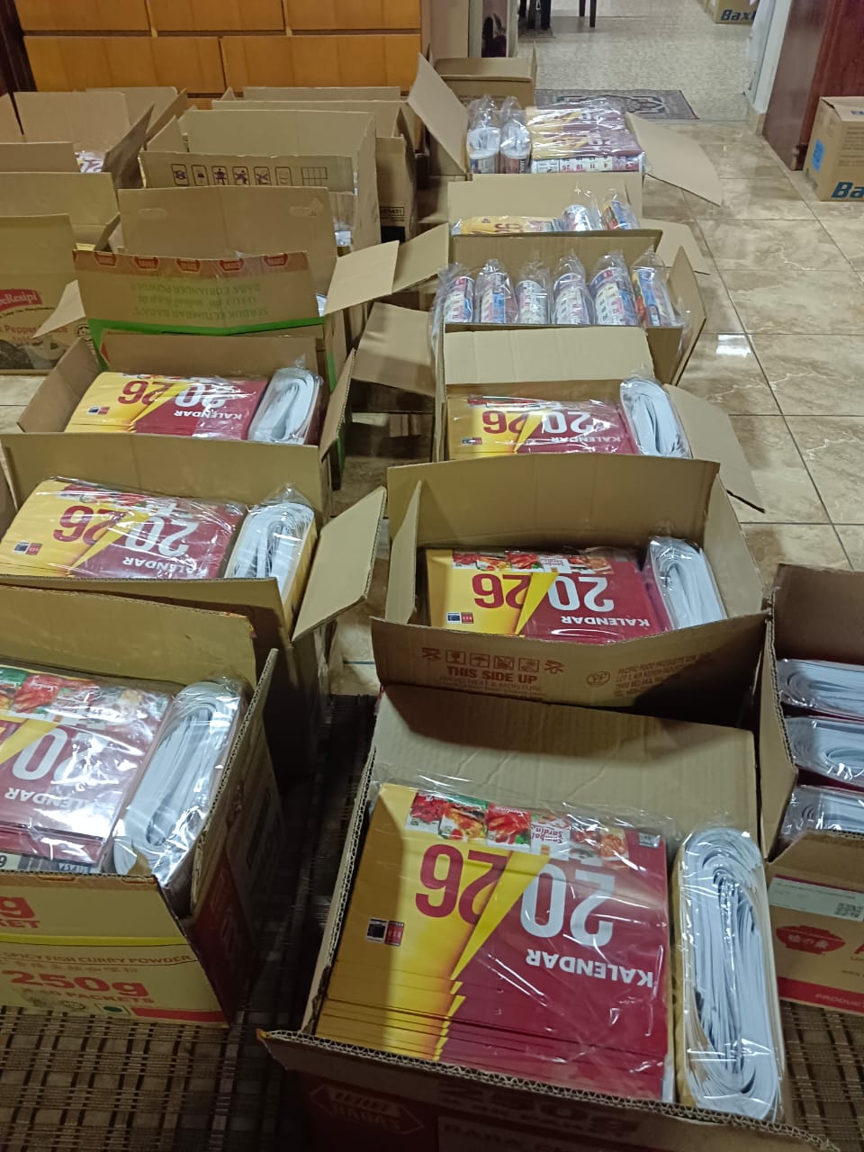 Tempahan kalendar siap dibungkus